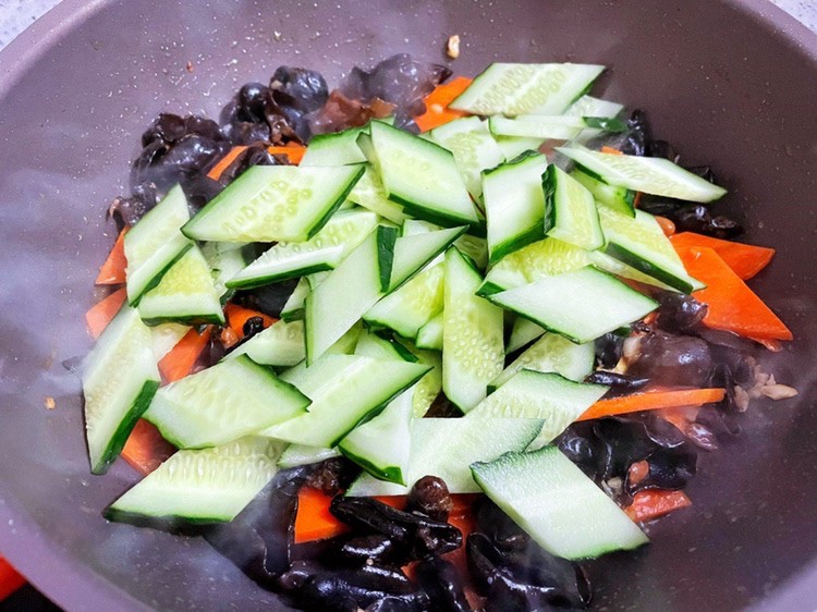 Quả này hay để ăn sống không ngờ đem xào lại ngon, nấu cùng thứ rau đen xì giàu protein chẳng kém gì thịt cực bổ - 7