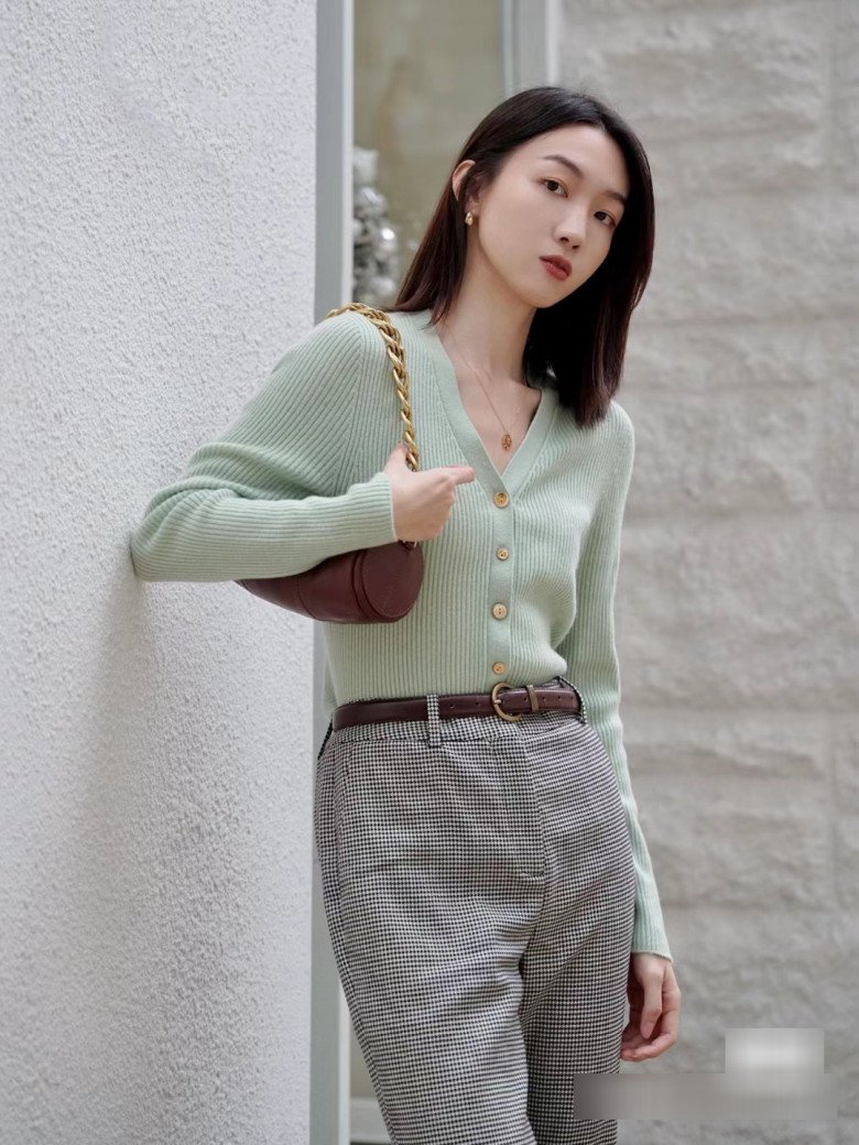 Kiểu áo bị gắn mác &#34;áo bà ngoại&#39;&#39;, nhưng nếu chọn 5 mẫu này, chị em trông trẻ hơn gấp 10 lần - 10