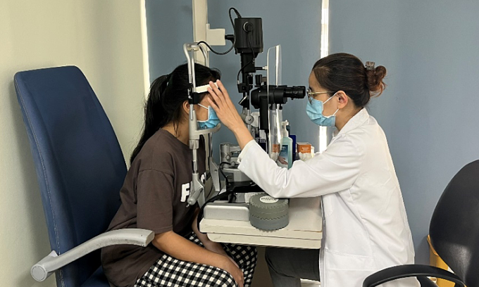 Nữ nhân viên ngân hàng mờ mắt vì hay gội đầu khuya, bác sĩ nhắc đừng tắm gội sau giờ này nếu không muốn đoản thọ - 1