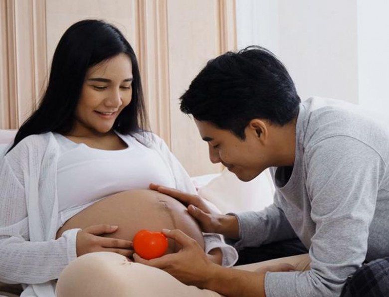 Phát ngượng vì chồng thích hôn bụng bầu, thể hiện tình cảm trước đám đông - 2