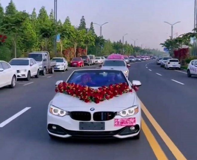 Trên đường về nhà chồng, cô dâu yêu cầu dừng xe làm một việc khiến nhiều người xúc động - 3