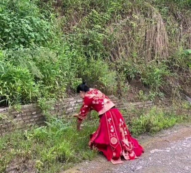 Trên đường về nhà chồng, cô dâu yêu cầu dừng xe làm một việc khiến nhiều người xúc động - 4
