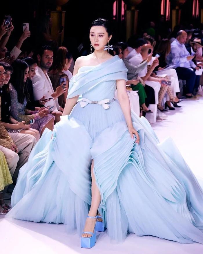 Phạm Băng Băng tái xuất, chân ngắn vẫn dư sức &#34;càn quét&#34; sàn diễn thời trang - 13