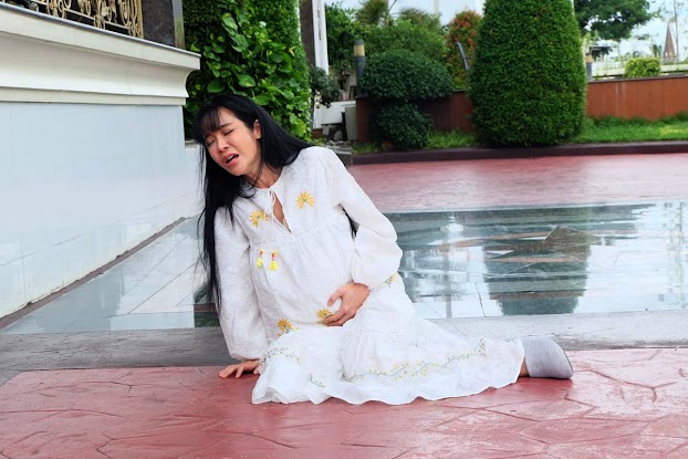 Bế bụng bầu đi đánh ghen nhưng đến nơi bị vỡ ối, nhìn bác sĩ đỡ đẻ tôi xấu hổ không biết trốn đi đâu - 1