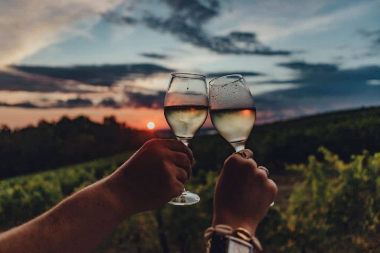 Kinh nghiệm thưởng thức rượu vang đúng cách: Cầm ly ra sao, mở chai như thế nào? - 2