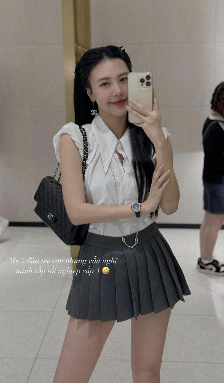 Cựu &#34;hoa khôi tiếp viên hàng không Việt” mê kiểu váy xếp ly, từ gái 2 con trẻ như nữ sinh - 2