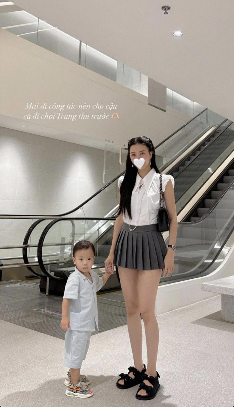 Cựu &#34;hoa khôi tiếp viên hàng không Việt” mê kiểu váy xếp ly, từ gái 2 con trẻ như nữ sinh - 1