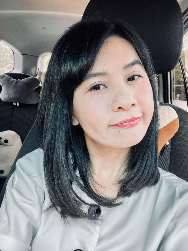 Tư Mắm &#34;Đất Phương Nam&#34; bị trẻ con chọi đá vì quá ác, giờ được bạn trai Việt Kiều cho 500 triệu mua xe - 9