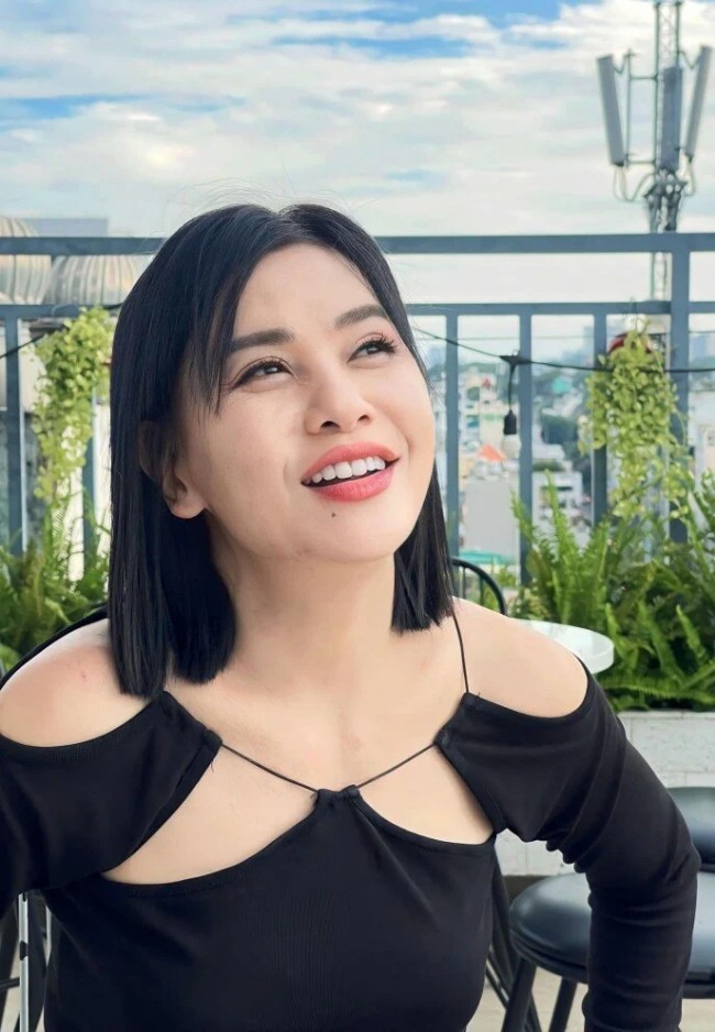 Tư Mắm &#34;Đất Phương Nam&#34; bị trẻ con chọi đá vì quá ác, giờ được bạn trai Việt Kiều cho 500 triệu mua xe - 11
