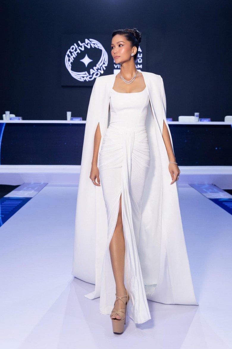 H&#39;Hen Niê xuất hiện thần thái ngút ngàn, nhìn xuống đôi chân đi catwalk ai cũng &#34;đứng hình&#34; - 1