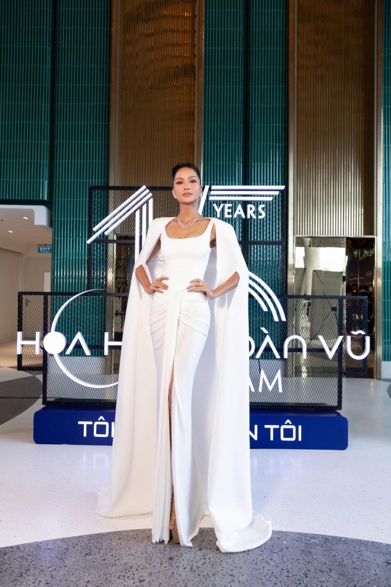 H&#39;Hen Niê xuất hiện thần thái ngút ngàn, nhìn xuống đôi chân đi catwalk ai cũng &#34;đứng hình&#34; - 2
