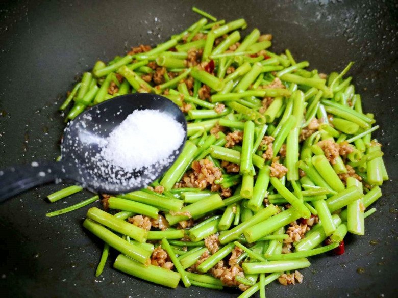 Là rau nhưng siêu giàu sắt, đem xào với thịt được món dân dã mà ngon, chỉ 8.000 đồng/bó - 4