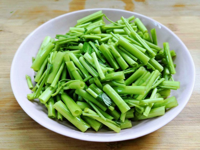 Là rau nhưng siêu giàu sắt, đem xào với thịt được món dân dã mà ngon, chỉ 8.000 đồng/bó - 2