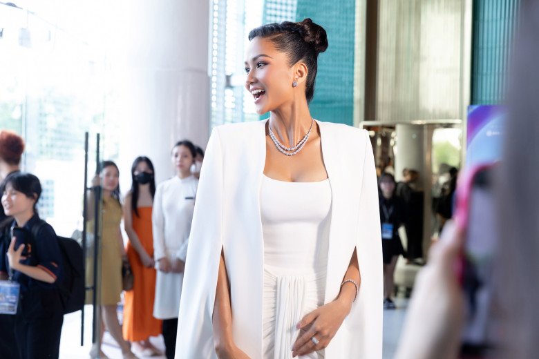 H&#39;Hen Niê xuất hiện thần thái ngút ngàn, nhìn xuống đôi chân đi catwalk ai cũng &#34;đứng hình&#34; - 5