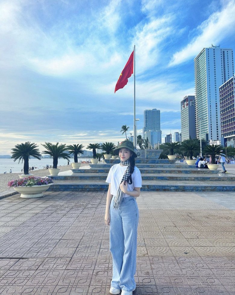 Con gái Quyền Linh diện món phụ kiện bình dân giống cha, đẹp không kém &#34;hoa hậu ngàn năm có một&#34; - 7