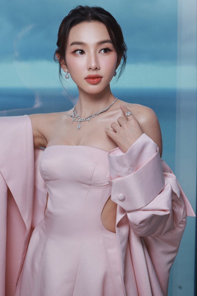 Thuỳ Tiên dự LHP quốc tế, tỏa sáng rực rỡ hơn &#34;ác nữ&#34; xứ Hàn, ảnh chụp lén khẳng định visual uy tín - 2