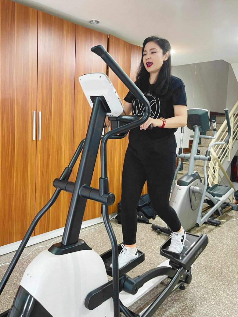 Mỹ nhân phim Việt ngày trẻ có nhan sắc "chim sa cá lặn", tuổi 50 miệt mài "bóp mồm" giữ dáng - 11