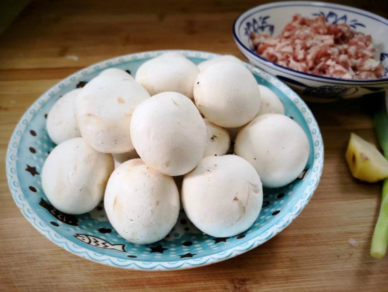 Loại rau màu trắng được bán khắp nơi, chứa đầy selen giúp tăng cường miễn dịch, đem nhồi thịt được món ngon &#34;cháy đĩa&#34; - 1