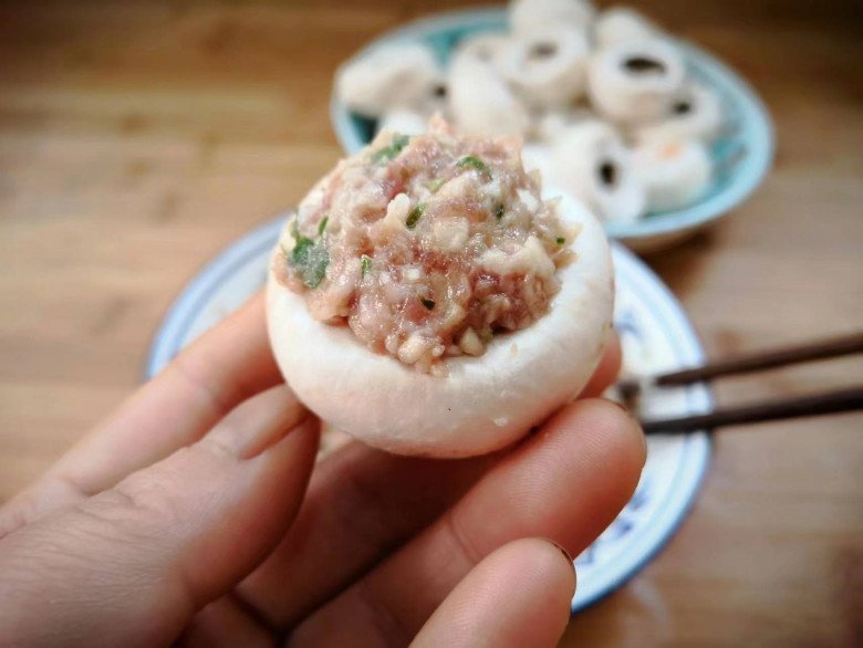 Loại rau màu trắng được bán khắp nơi, chứa đầy selen giúp tăng cường miễn dịch, đem nhồi thịt được món ngon &#34;cháy đĩa&#34; - 6