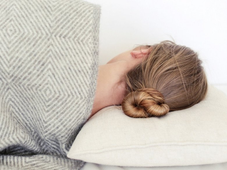 Nên buộc tóc hay xoã tóc khi đi ngủ? Câu trả lời khiến chị em nào cũng bất ngờ - 2