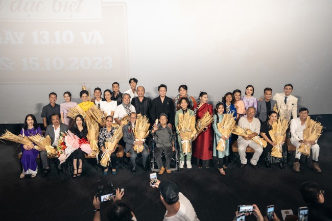 "Bé An" Hùng Thuận hứa bao rạp, Cát Phượng muốn cùng con trai đi xem Đất Rừng Phương Nam - 1