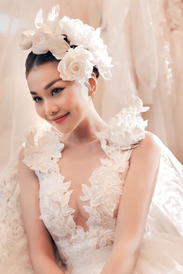 Cô dâu Thanh Hằng tiết lộ chiếc váy cưới đầu tiên độc nhất vô nhị, khoe trọn đôi chân dài trứ danh - 4