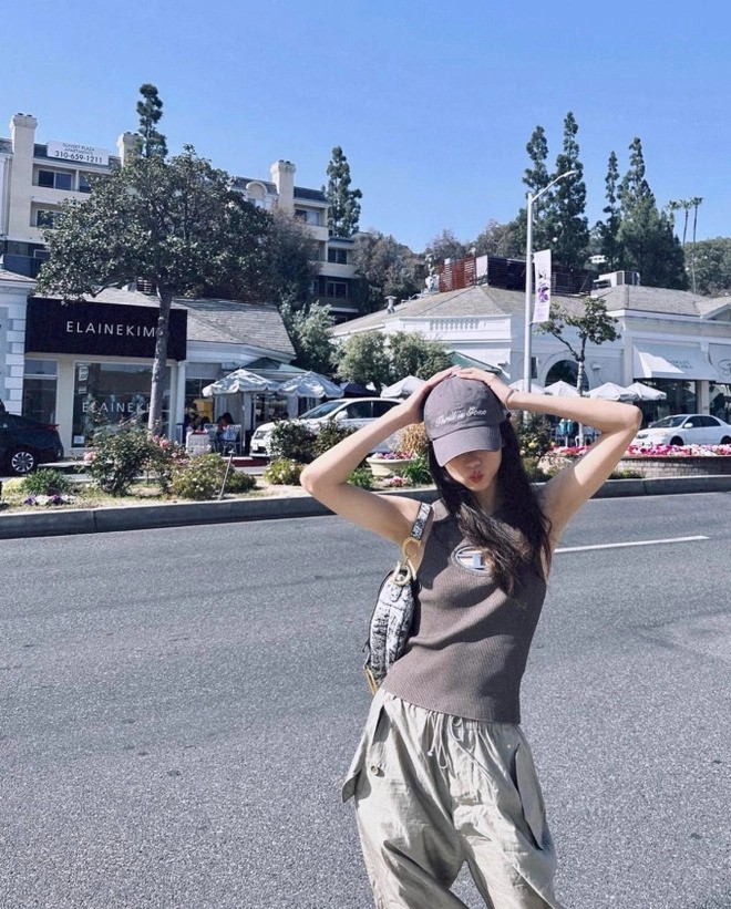 4 món thời trang được Jisoo BLACKPINK rất yêu, giúp giấu nhẹm eo bánh mì, hack dáng đỉnh cao - 15