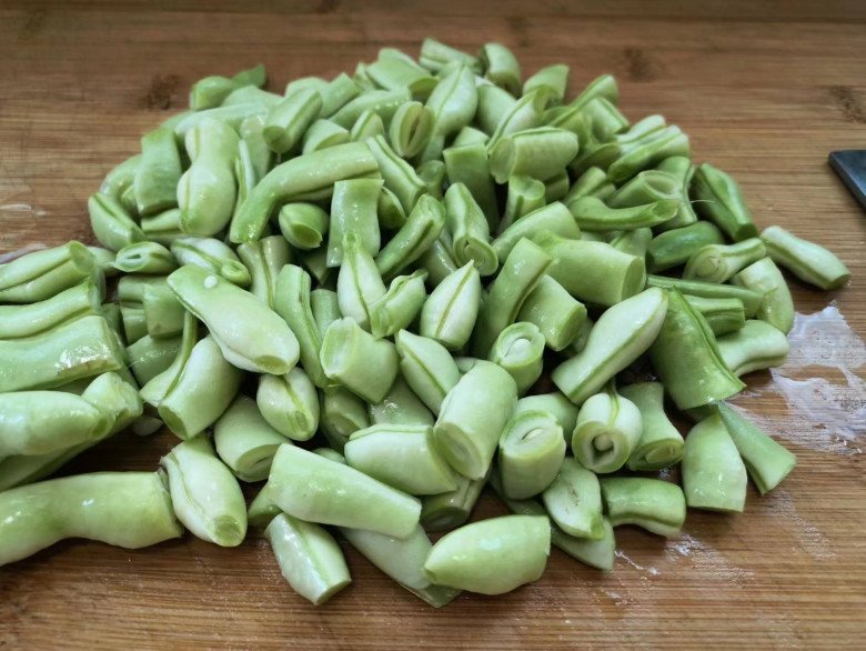 Loại quả dài một gang tay chứa đầy canxi, siêu giàu vitamin C, ở Việt Nam rất sẵn, đem nấu kiểu này được món ngon lạ - 2