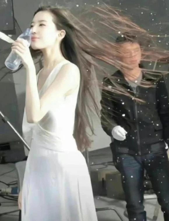 Ngoài gương mặt, Lưu Diệc Phi cũng có mái tóc chuẩn &#34;thần tiên tỷ tỷ&#34;, bí quyết nhờ &#34;1 giảm - 2 tăng&#34; - 2