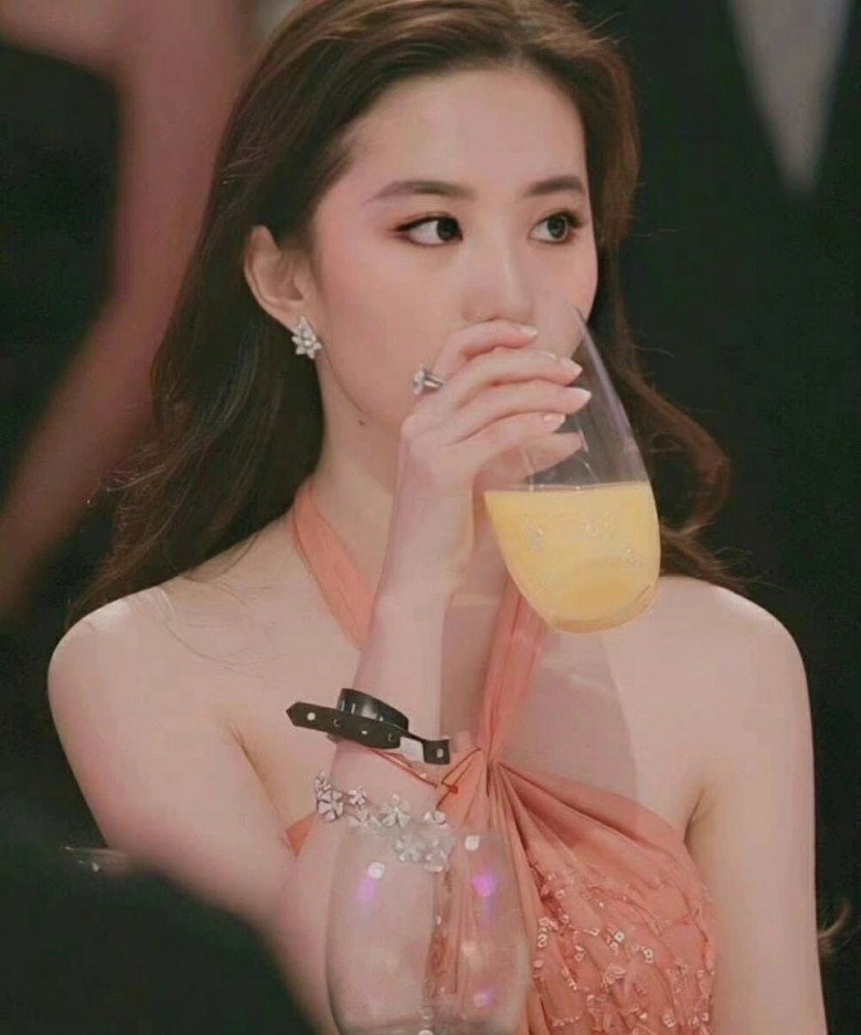 Ngoài gương mặt, Lưu Diệc Phi cũng có mái tóc chuẩn &#34;thần tiên tỷ tỷ&#34;, bí quyết nhờ &#34;1 giảm - 2 tăng&#34; - 7