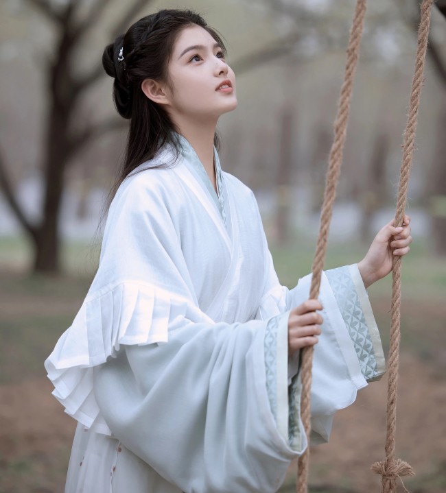 &#34;Tiểu tiên nữ&#34; 2008 xinh hơn cả Lưu Diệc Phi: Đóng phim hay xuất thần, mặt mộc không tì vết - 1