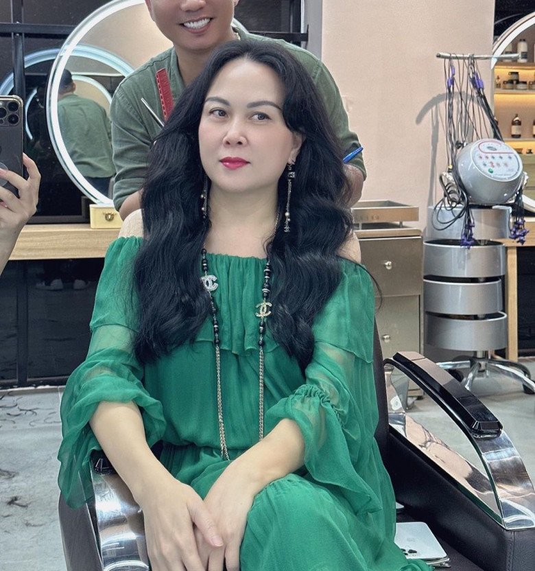 Phượng Chanel tạm biệt &#34;góc con người&#34; giữ gần 50 năm, theo trend làm đẹp của Song Hye Kyo - 1