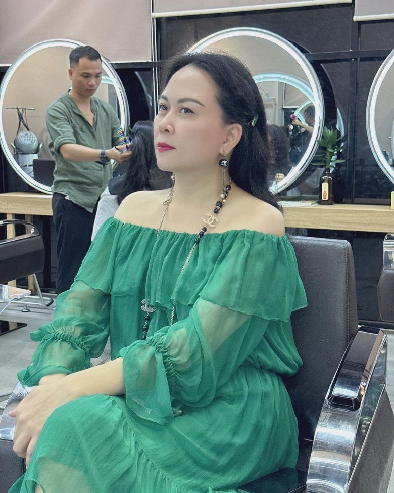 Phượng Chanel tạm biệt &#34;góc con người&#34; giữ gần 50 năm, theo trend làm đẹp của Song Hye Kyo - 2