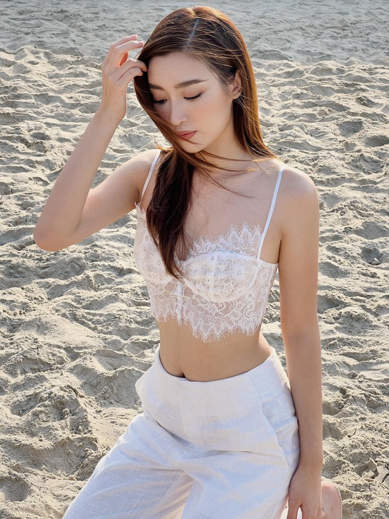 &#34;Thoát vai&#34; mẹ bỉm, Đỗ Mỹ Linh tái xuất với style dâu hào môn, khoe trọn đường cong phụ nữ rất mê - 10