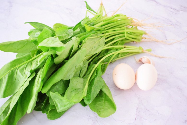 Loại rau có vitamin K gấp 60 lần trứng vịt, đem xào kiểu này dinh dưỡng tăng nhiều lần - 1