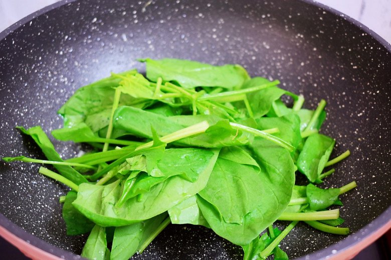 Loại rau có vitamin K gấp 60 lần trứng vịt, đem xào kiểu này dinh dưỡng tăng nhiều lần - 6