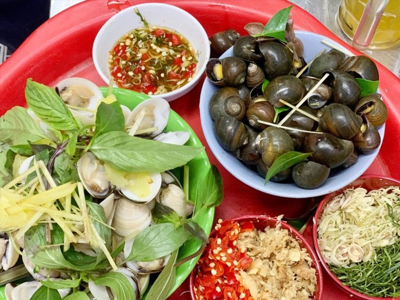 Trời lành lạnh, rủ bạn bè &#34;quét sạch&#34; 4 quán ốc ngon đỉnh cao ở Hà Nội - 3
