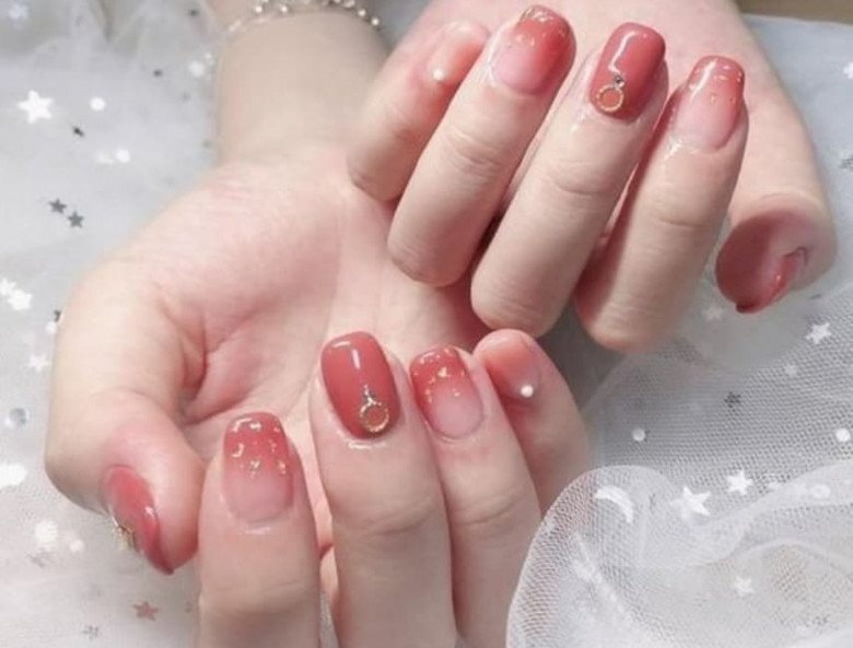 Top các mẫu móng tay dán giá rẻ cho nàng tha hồ điệu đà mùa Thu Đông, giá chỉ từ 15k - 14