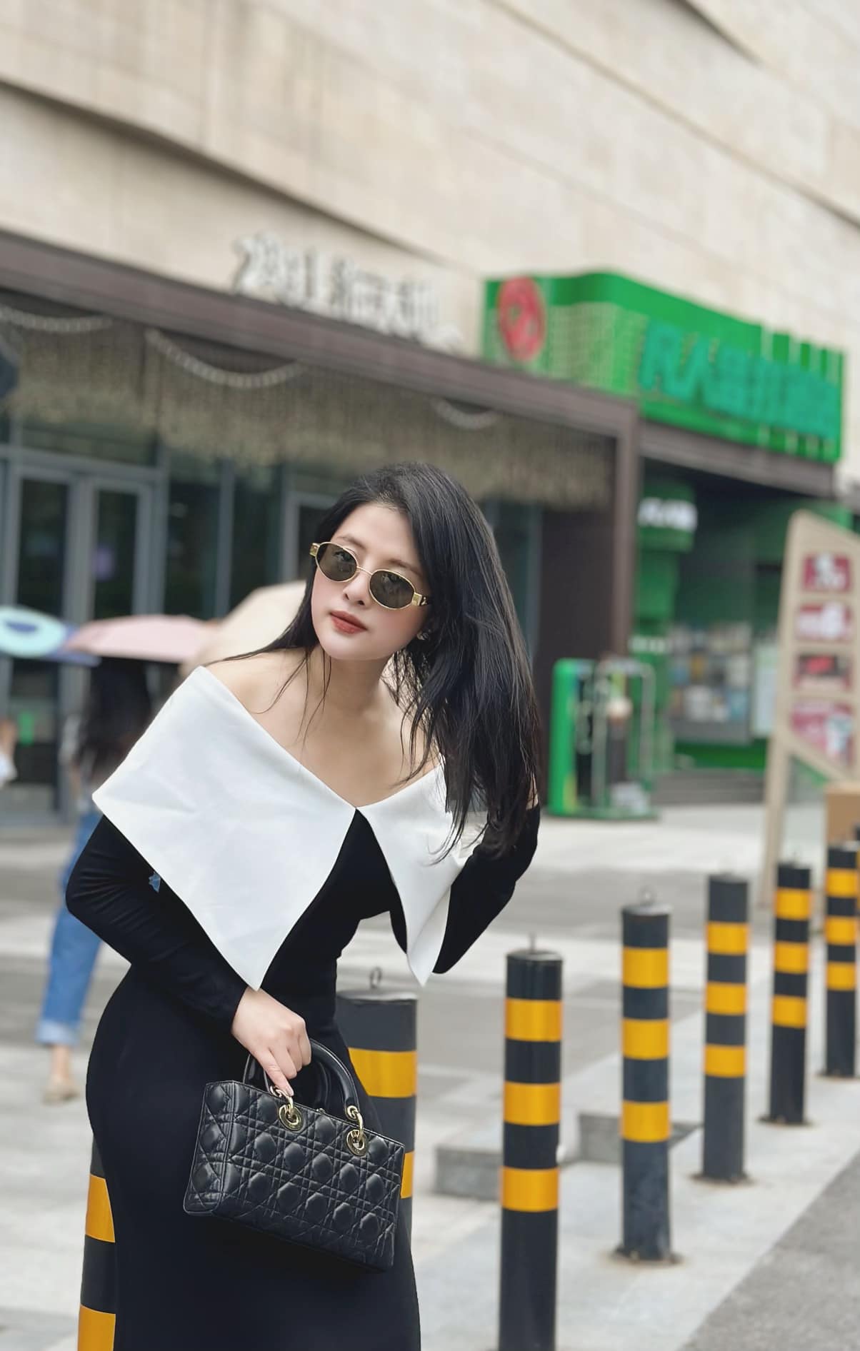 BTV Kinh tế hiến kế shopping: Mua túi hiệu chưa bao giờ rẻ mà dễ dàng đến thế - 4