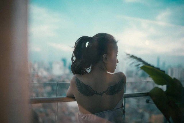 Chân dung &#34;chị đẹp&#34; cổ 3 ngấn phú quý, dáng cong mãng xà, có hình xăm cánh chim &#34;khủng&#34; - 4