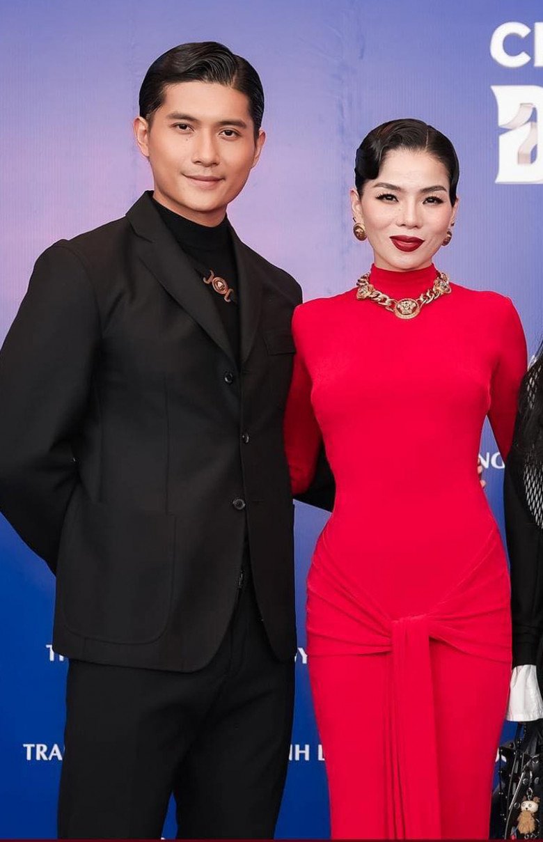 Hy hữu, H&#39;Hen Niê và Lệ Quyên đụng hàng &#34;bất phân thắng bại&#34; ngay thảm đỏ Chị Đẹp Đạp Sóng Rẽ Gió - 1