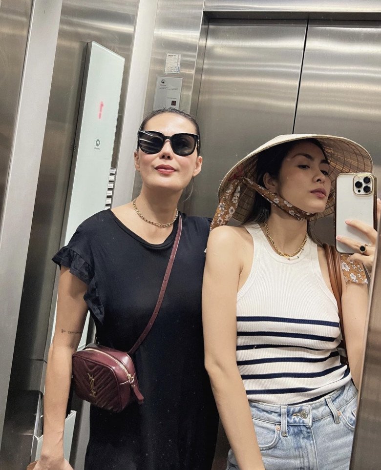 Ngọc nữ hàng đầu Tăng Thanh Hà mặc áo thun quần đùi đi mua đồ giảm giá, vẫn nổi nhất phiên chợ - 9