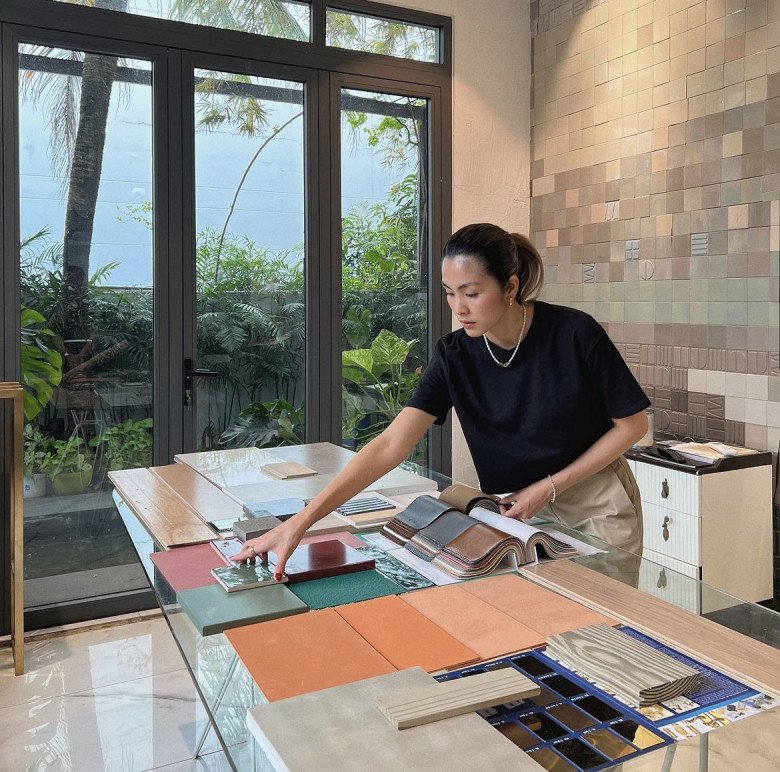 Ngọc nữ hàng đầu Tăng Thanh Hà mặc áo thun quần đùi đi mua đồ giảm giá, vẫn nổi nhất phiên chợ - 3