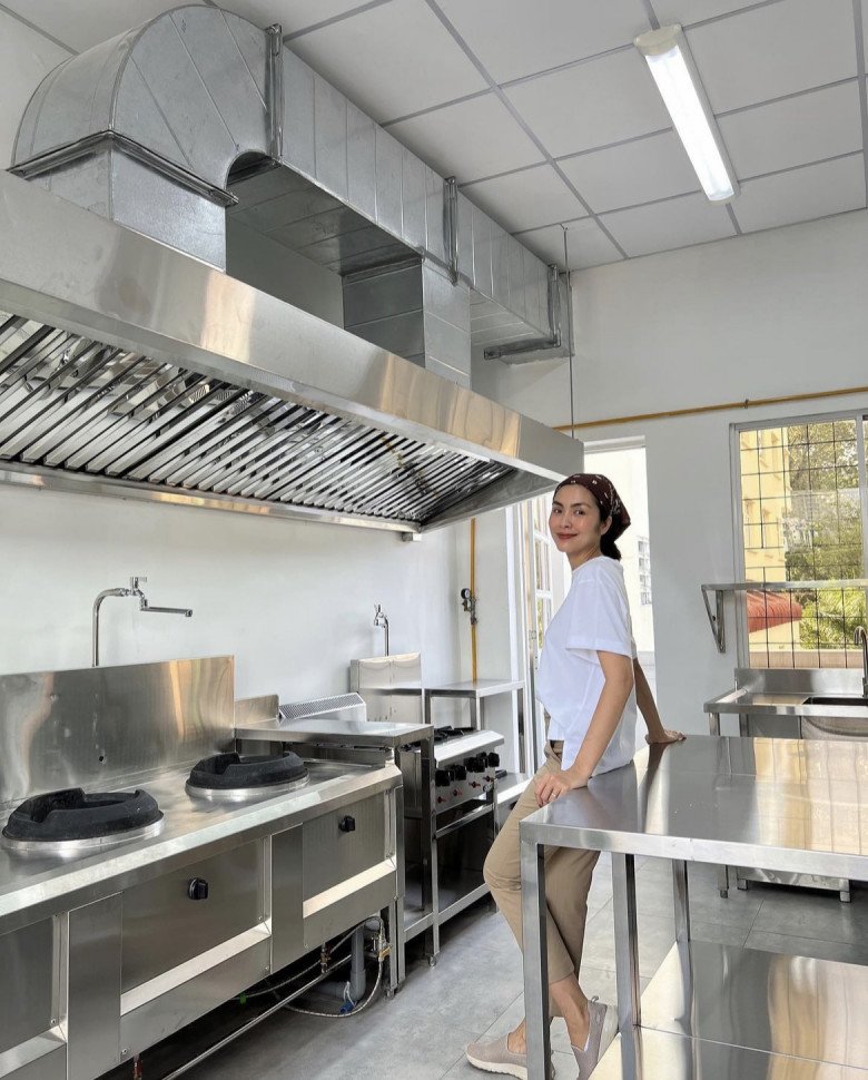 Ngọc nữ hàng đầu Tăng Thanh Hà mặc áo thun quần đùi đi mua đồ giảm giá, vẫn nổi nhất phiên chợ - 12