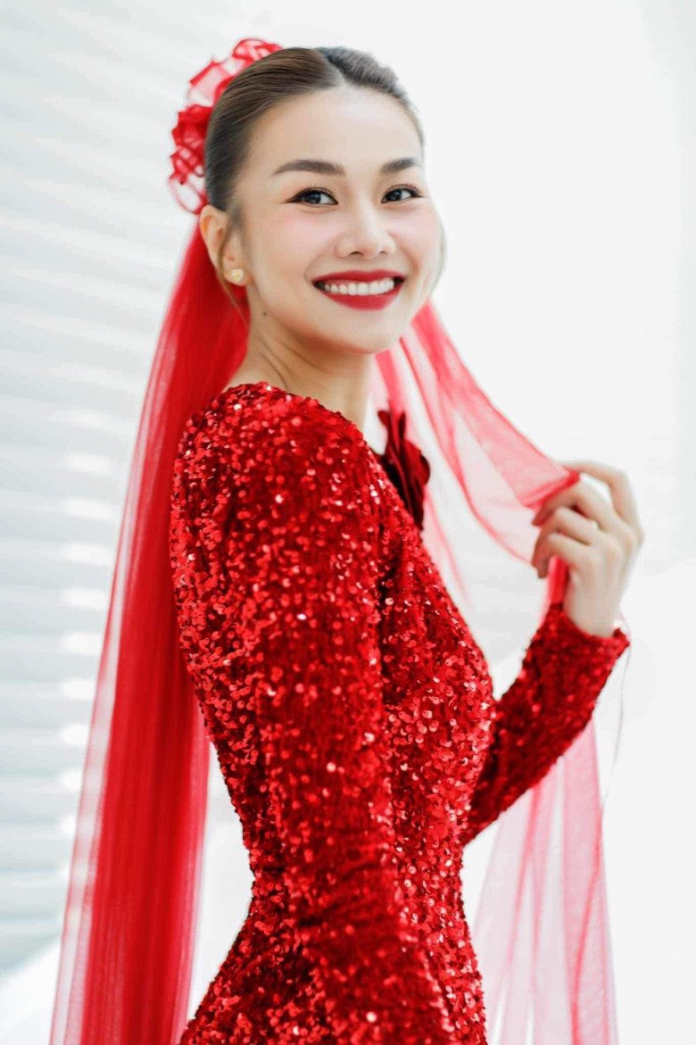 Cô dâu Thanh Hằng diện áo dài sequins, khoe sắc trong veo, sáng rực ngày về nhà chồng - 4