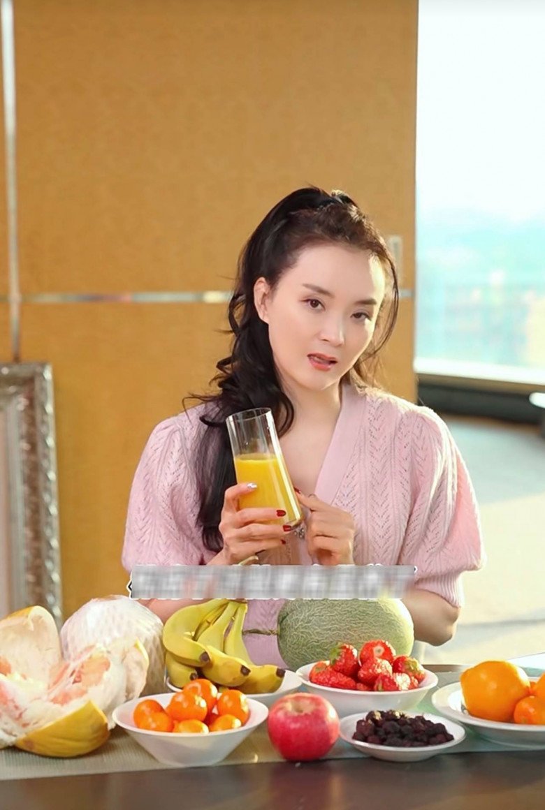 Mỹ nhân đẹp nhất Hoàn Châu Cách Cách tuổi 49: Ngỡ mặt hoa da phấn, lên livestream bán hàng &#34;hiện nguyên hình&#34; - 10