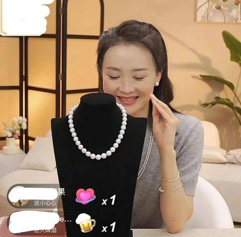 Mỹ nhân đẹp nhất Hoàn Châu Cách Cách tuổi 49: Ngỡ mặt hoa da phấn, lên livestream bán hàng &#34;hiện nguyên hình&#34; - 9