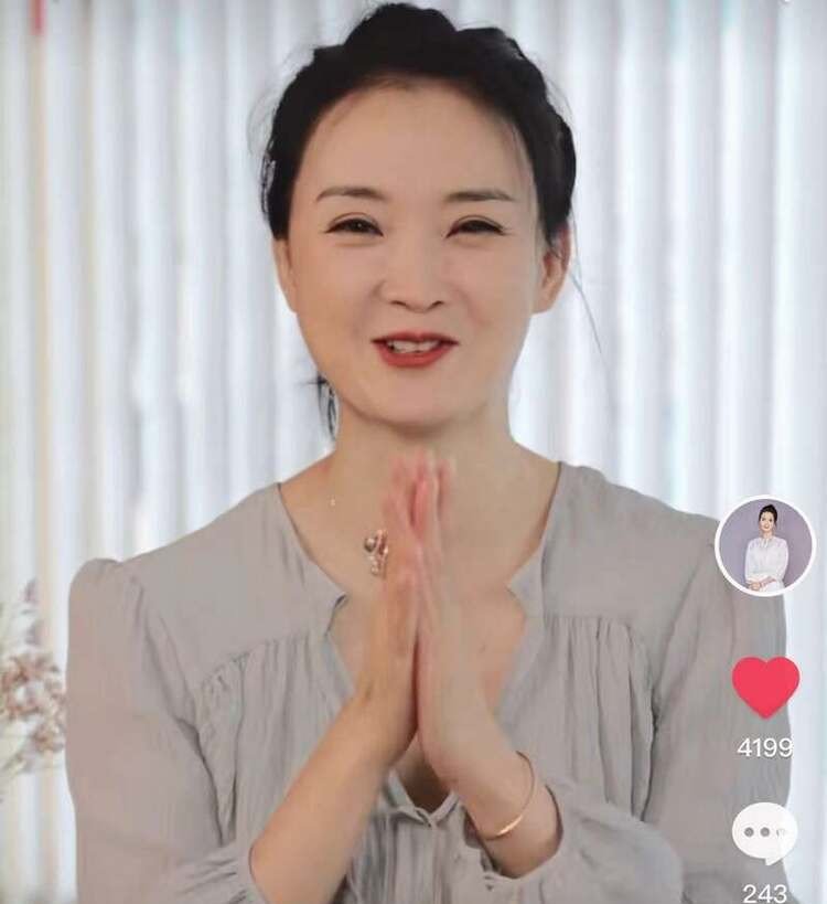 Mỹ nhân đẹp nhất Hoàn Châu Cách Cách tuổi 49: Ngỡ mặt hoa da phấn, lên livestream bán hàng &#34;hiện nguyên hình&#34; - 8