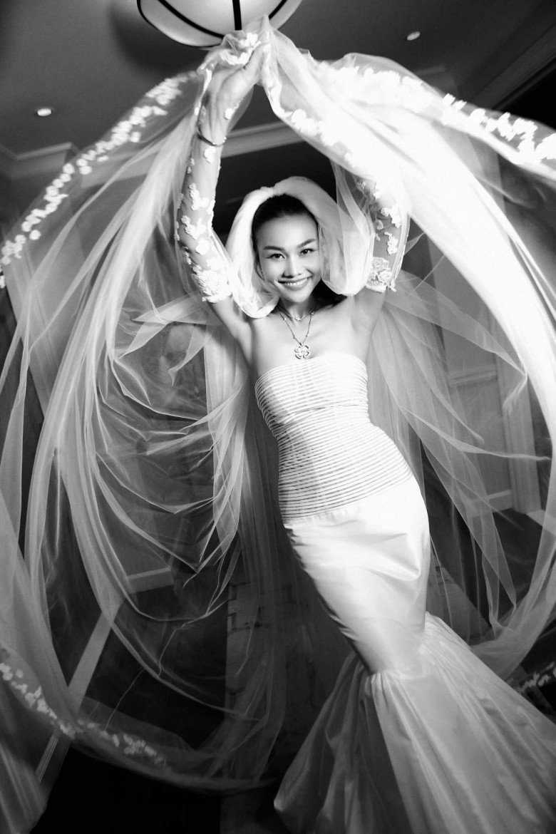 Cô dâu Thanh Hằng diện 3 váy cưới và trang sức tiền tỷ, thể hiện sự tinh tế với chồng bằng một đôi giày - 5
