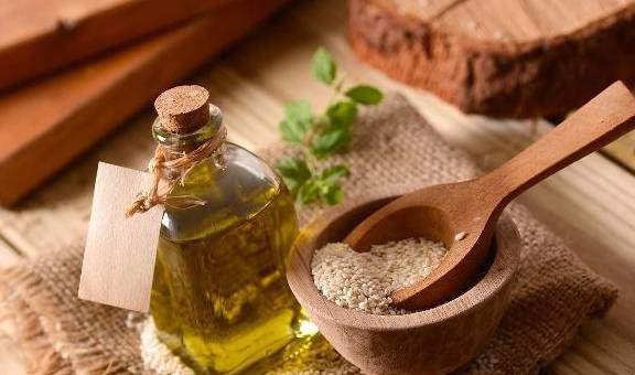 Một trong những loại dầu ăn tốt nhất được WHO chứng nhận, dùng vào thu đông giúp dưỡng phổi, ẩm da, chống lão hóa - 1